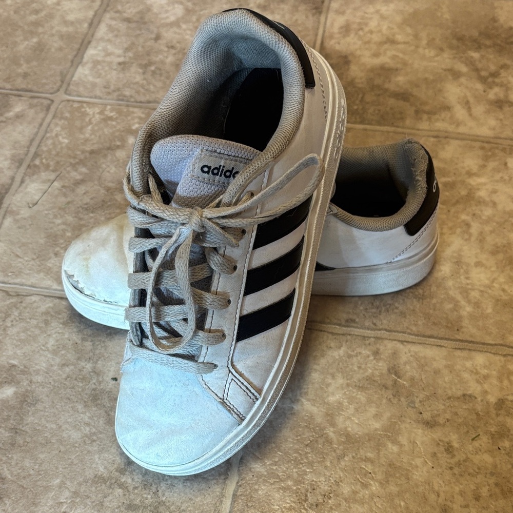 Adidas Grand Court shoes size 4